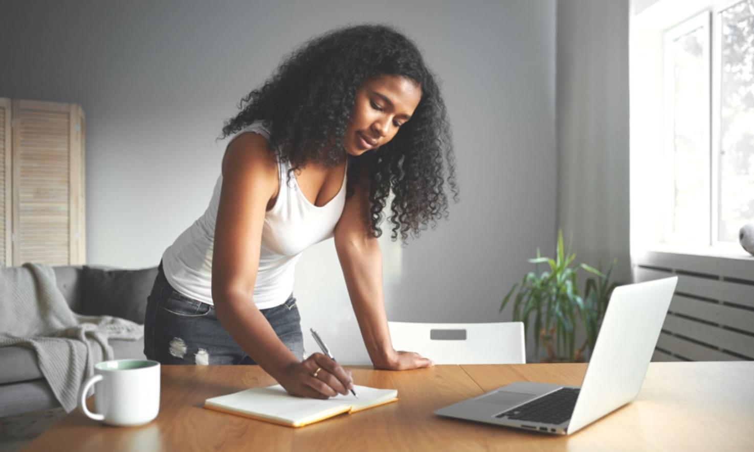 Profesional analizando datos financieros en oficina moderna