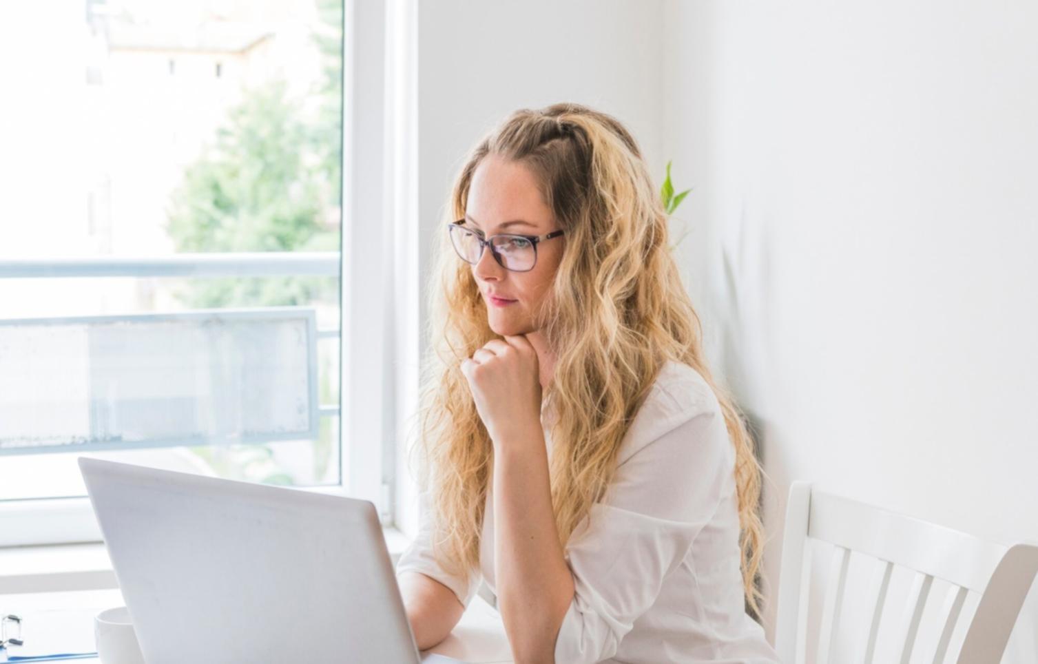 Equipo de profesionales trabajando en estrategias financieras